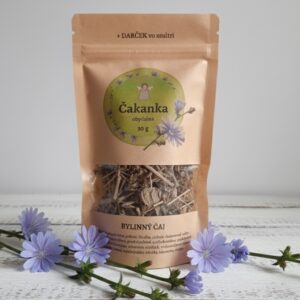 🌱 Čakankový čaj – prirodzená podpora trávenia Čakanka je známa svojím koreňom, ktorý sa často využíva ako náhrada kávy. • Podporuje trávenie – obsahuje inulín, ktorý je prospešný pre črevnú mikroflóru. • Pomáha pri detoxikácii pečene – tradične využívaná na očistu organizmu. • Reguluje hladinu cukru v krvi – vhodná aj pri diétnom režime. • Posilňuje imunitu – vďaka obsahu antioxidantov. Chuť a zážitok: • Jemne horkastá, zemitá chuť koreňa, podobná káve. • Dodáva pocit hrejivej stability a očisty. • Ideálny pre milovníkov výraznejších bylinných tónov.