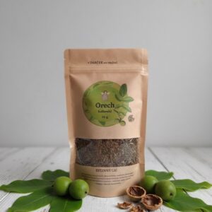 🌰 Orechový čaj – sila listov orecha pre trávenie Listy orecha sú známe svojimi liečivými účinkami. • Podporuje trávenie – pomáha pri hnačkách a žalúdočných problémoch. • Čistí organizmus – pôsobí antibakteriálne a protizápalovo. • Podpora pokožky – tradične využívaný aj zvonka pri kožných problémoch. • Pomáha pri parazitoch – využívaný v ľudovom liečiteľstve. Chuť a zážitok: • Horkastá, výrazná chuť s drevitým tónom. • Prináša pocit očisty a vnútorného posilnenia. • Hodí sa najmä ako podporný čaj pri tráviacich ťažkostiach.