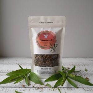 🌿 Skorocelový čaj – prírodný liečiteľ z lúk Skorocel, nenápadná bylinka rastúca pri cestách a na lúkach, je už stáročia známa ako „prvá pomoc z prírody“. V šálke čaju sa mení na jemný, upokojujúci nápoj, ktorý prináša telu aj duši úľavu. 🍃 Prečo si ho dopriať? • Podporuje dýchacie cesty – tradične sa využíva pri kašli, zahlienení a bolestiach hrdla • Protizápalové účinky – pomáha zmierniť zápaly v tele, najmä v ústnej dutine a hrdle • Podpora trávenia – skorocelový čaj môže uľaviť pri žalúdočných ťažkostiach a podporiť zdravé trávenie • Pomoc pri hojení rán – skorocel je známy tým, že urýchľuje hojenie drobných poranení a pôsobí dezinfekčne • Posilňuje imunitu – vďaka obsahu vitamínov A a C a antioxidantov pomáha chrániť organizmus • Prirodzený detox – podporuje očistu tela od škodlivín a udržiava vnútornú rovnováhu 🌱 Chuť a zážitok • Jemná, svieža chuť s ľahkým bylinným tónom. • Prináša pocit čistoty a pokoja. • Ideálny spoločník počas chladných dní alebo pri prvých príznakoch prechladnutia. ________________________________________