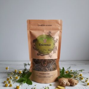 🍵 Čaj na trávenie – harmónia bylín a korenín pre tvoje pohodlie Tento jedinečný čaj je namiešaný z pokladov prírody: púpava lekárska, medovka lekárska, mäta prieporná, rasca, škorica a klinček. Spolu vytvárajú lahodný nápoj, ktorý nielen poteší chuťové poháriky, ale aj podporí tvoje trávenie a vnútornú pohodu. 🍃 Liečivé účinky • Púpava lekárska – podporuje činnosť pečene a trávenie, pomáha pri detoxikácii organizmu. • Medovka lekárska – upokojuje žalúdok, zmierňuje kŕče a prináša vnútorný pokoj. • Mäta prieporná – osviežuje, uvoľňuje tráviace ťažkosti, pomáha pri nadúvaní a nevoľnosti. • Rasca – tradične využívaná na podporu • Škorica – stimuluje trávenie, má antibakteriálne účinky a dodáva telu teplo. • Klinček – pôsobí proti nadúvaniu, podporuje trávenie a má dezinfekčné účinky. 🌱 Chuť a zážitok • Jemne horkastý základ púpavy sa spája s osviežujúcou mätou. • Medovka dodáva jemnú citrusovo-bylinnú sviežosť. • Rasca prináša korenistý tón, ktorý sa krásne dopĺňa so sladkastou škoricou. • Klinček uzatvára chuť jemne pikantným, hrejivým nádychom. • Výsledkom je harmonická, vyvážená chuť – svieža, korenistá a zároveň upokojujúca.