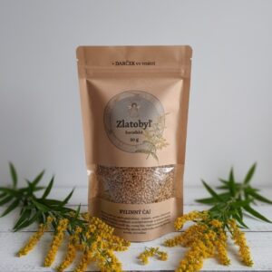 🌼 Zlatobyľový čaj – zlatý poklad pre tvoje zdravie Zlatobyľ, známa aj ako „zlatý dážď lúky“, je bylinka, ktorá v sebe ukrýva silu očisty a obnovy. V šálke čaju sa mení na jemný, hrejivý nápoj, ktorý podporuje vnútornú rovnováhu a zdravie močových ciest. 🍃 Liečivé účinky • Podpora močových ciest – tradične využívaná pri zápaloch a infekciách močového systému. • Prirodzené odvodnenie – pomáha pri zadržiavaní vody v tele a podporuje detoxikáciu. • Protizápalové účinky – zmierňuje zápaly v tele, najmä v obličkách a močových cestách. • Posilňuje imunitu – vďaka obsahu antioxidantov chráni organizmus. • Podpora trávenia – uľavuje pri žalúdočných ťažkostiach a nadúvaní. • Pomoc pri kĺboch – využívaná aj pri problémoch s reumou a bolesťami kĺbov. 🌱 Chuť a zážitok • Jemne horkastá, svieža chuť s ľahkým kvetinovým tónom. • Prináša pocit čistoty, ľahkosti a vnútorného pokoja. • Ideálny spoločník pri očiste tela alebo ako podpora zdravia močových ciest.